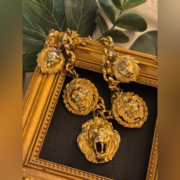 Jewelry - Gold Lion VTG Charm Bracelet